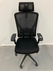 BLACK OFFICE CHAIR WITH ADJUSTABLE BACKREST AND HEIGHT.