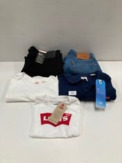 5 X LEVI'S GARMENTS VARIOUS SIZES AND MODELS INCLUDING WHITE T-SHIRT 98CM - LOCATION 19A.