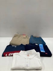 5 X LEVI'S CLOTHING VARIOUS SIZES AND MODELS INCLUDING NAVY BLUE T-SHIRT L - LOCATION 23A.