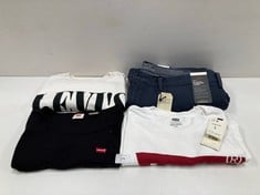 4 X LEVI'S GARMENTS VARIOUS SIZES AND MODELS INCLUDING WHITE T-SHIRT 1XL - LOCATION 27A.