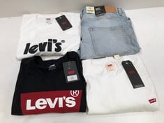 4 X LEVIS BRAND CLOTHING VARIOUS SIZES AND MODELS INCLUDING BLACK T-SHIRT SIZE M - LOCATION 35A.