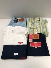 5 X LEVIS BRAND CLOTHING VARIOUS SIZES AND MODELS INCLUDING WHITE T-SHIRT SIZE XL - LOCATION 39A .