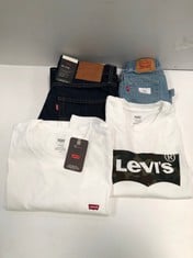 4 X LEVIS BRAND CLOTHING VARIOUS SIZES AND MODELS INCLUDING WHITE T-SHIRT SIZE L - LOCATION 39A .