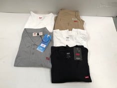 5 X LEVIS BRAND CLOTHING VARIOUS SIZES AND MODELS INCLUDING BLACK T-SHIRT SIZE L - LOCATION 39A .