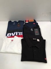 5 X LEVIS BRAND CLOTHING VARIOUS SIZES AND MODELS INCLUDING BLUE T-SHIRT SIZE M - LOCATION 39A .