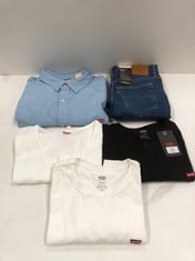 5 X LEVIS BRAND CLOTHING VARIOUS SIZES AND MODELS INCLUDING BLACK T-SHIRT SIZE M - LOCATION 43A.