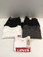 5 X LEVIS BRAND CLOTHES VARIOUS SIZES AND MODELS INCLUDING GREY T-SHIRT SIZE M - LOCATION 47A.