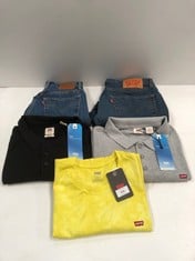 5 X LEVIS BRAND CLOTHING VARIOUS SIZES AND MODELS INCLUDING YELLOW T-SHIRT SIZE M - LOCATION 47A.