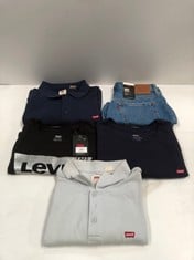 5 X LEVIS BRAND CLOTHING VARIOUS SIZES AND MODELS INCLUDING LIGHT BLUE POLO SHIRT SIZE M - LOCATION 47A.