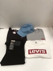 5 X LEVIS CLOTHING VARIOUS SIZES AND MODELS INCLUDING GREY T-SHIRT SIZE XL - LOCATION 52A .