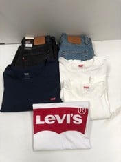 5 X LEVIS CLOTHING VARIOUS SIZES AND MODELS INCLUDING WHITE T-SHIRTS SIZE L - LOCATION 48A .