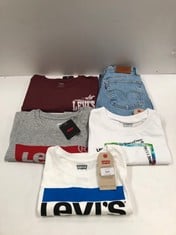 5 X LEVIS BRAND CLOTHING VARIOUS SIZES AND MODELS INCLUDING MAROON T-SHIRT SIZE L - LOCATION 44A.