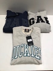 3 X SWEATSHIRTS VARIOUS BRANDS, SIZES AND MODELS INCLUDING DICKIES SWEATSHIRT SIZE M - LOCATION 8A.