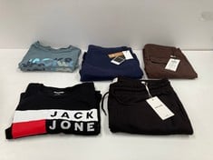 5 X JACK & JONES CLOTHING VARIOUS SIZES AND STYLES INCLUDING BLACK SHORTS SIZE 42 - LOCATION 1B.