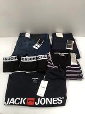 5 X JACK AND JONES CLOTHING VARIOUS MODELS AND SIZES INCLUDING NAVY BLUE T-SHIRT SIZE 4XL - LOCATION 41B .