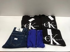 5 X CALVIN KLEIN BRAND CLOTHING VARIOUS SIZES AND MODELS INCLUDING BLUE SWIMMING COSTUME SIZE M - LOCATION 6B.