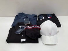 5 X TOMMY HILFIGER GARMENTS VARIOUS SIZES AND MODELS INCLUDING WHITE CAP - LOCATION 3B.