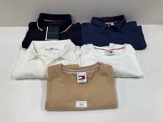 5 X TOMMY HILFIGER GARMENTS VARIOUS SIZES AND MODELS INCLUDING BROWN T-SHIRT M - LOCATION 11B.