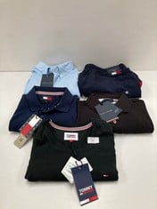 5 X TOMMY HILFIGER GARMENTS VARIOUS SIZES AND MODELS INCLUDING BLUE SHIRT M - LOCATION 19B.