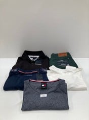 5 X TOMMY HILFIGER PRENDS VARIOUS SIZES AND MODELS INCLUDING GREEN TROUSERS SIZE 29-34 - LOCATION 31B.