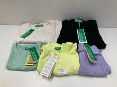 5 X BENETTON GARMENTS VARIOUS SIZES AND MODELS INCLUDING YELLOW T-SHIRT 110CM - LOCATION 43B.