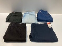 5 X WRANGLER GARMENTS VARIOUS SIZES AND STYLES INCLUDING JEANS SIZE W28 L24 - LOCATION 52B.