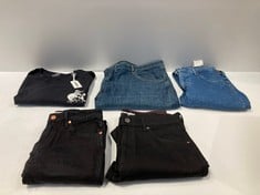 5 X WRANGLER GARMENTS VARIOUS SIZES AND MODELS INCLUDING BLACK T-SHIRT SIZE L - LOCATION 52B.