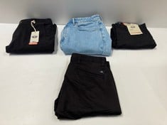 4 X DOCKERS GARMENTS VARIOUS SIZES AND MODELS INCLUDING BLACK TROUSERS SIZE W30 L30 - LOCATION 52B.