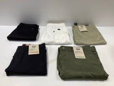 5 X DOCKERS GARMENTS VARIOUS SIZES AND MODELS INCLUDING BLACK CHINO TROUSERS SIZE W30 L30 - LOCATION 49B.