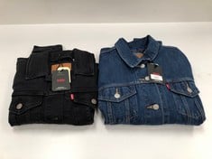 2 X LEVI'S DENIM JACKETS BLACK COLOUR SIZE M AND DENIM SIZE XL - LOCATION 33C.