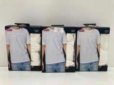 3 X PACKS LEVIS T-SHIRTS VARIOUS MODELS INCLUDING PACK 2 WHITE T-SHIRTS SIZE L - LOCATION 30C.