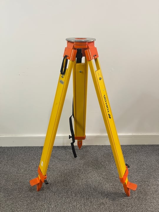 1 X Topcon Adjustable Standard Wooded Tripod (VAT ONLY PAYABLE ON BUYERS PREMIUM)