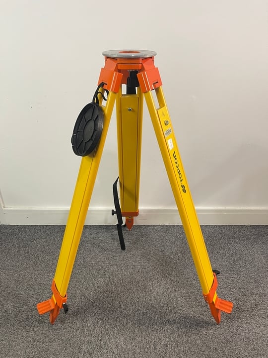 1 X Topcon Adjustable Standard Wooded Tripod (VAT ONLY PAYABLE ON BUYERS PREMIUM)