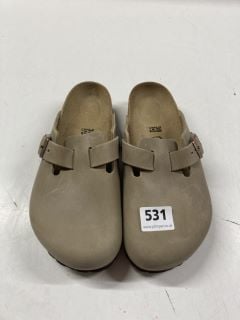 PAIR OF BIRKENSTOCK DESIGNER SHOES IN TOBACCO - SIZE 38