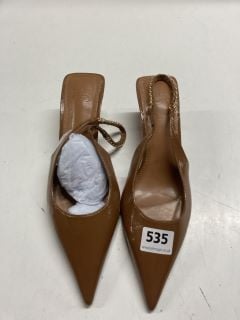 PAIR OF ASOS DESIGN BROWN HEELS SIZE UK 7