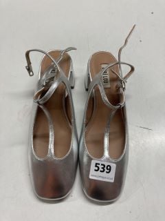 PAIR OF BIBI LOU SILVER HEELS SIZE EUR 38