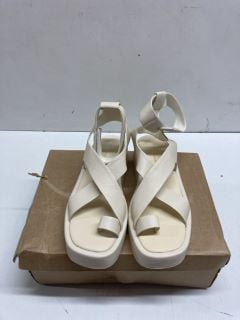 PAIR OF WHITE ANKLE STRAP PLATFORM SANDALS SIZE EUR 39