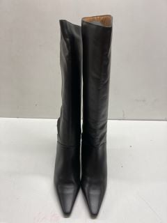 PAIR OF BLACK KNEE HIGH LEATHER BOOTS SIZE EUR 39