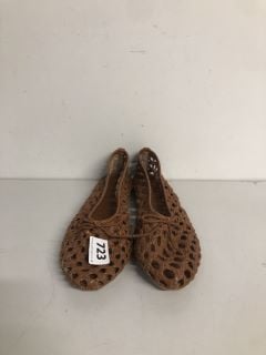 PAIR OF PILCRO WOVEN SLIP ON FLAT SHOES SIZE EU 39