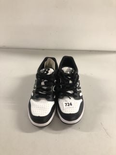 PAIR OF NEW BALANCE LOW TRAINERS IN BLACK AND WHITE SIZE UK 8