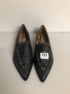 PAIR OF FORMAL BLACK LEATHER LOAFERS SIZE EU 39