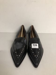 PAIR OF FORMAL BLACK LEATHER LOAFERS SIZE EU 39