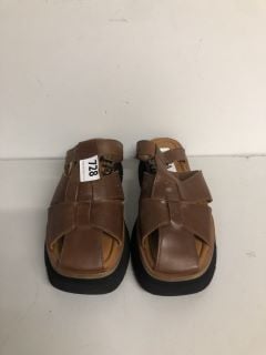 PAIR OF ASRA PLATFORM SANDALS IN BROWN LEATHER SIZE EU 37