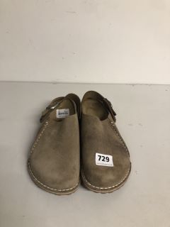 PAIR OF BIRKENSTOCK SANDALS IN BROWN SIZE EU 37