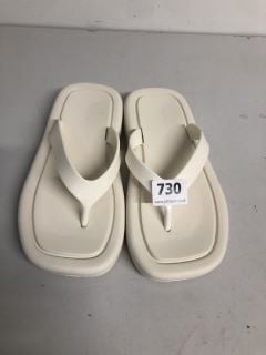 PAIR OF JEFFERY CAMPBELL FLIP FLOPS IN WHITE SIZE EU 38