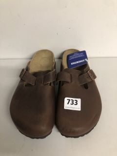 PAIR OF BIRKENSTOCK SANDALS IN BROWN SIZE EU 38