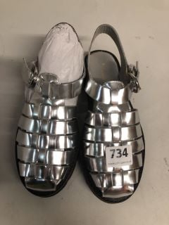 PAIR OF SILVER PLATFORM SANDALS SIZE EU 38