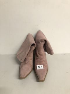 PAIR OF PINK COWBOY BOOTS IN SUEDE SIZE UK 5