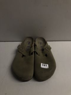 PAIR OF BIRKENSTOCK SANDALS IN KHAKHI GREEN SIZE UE 40