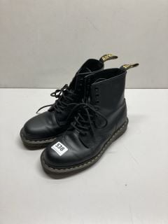 DR MARTEN'S BOOTS SIZE 7